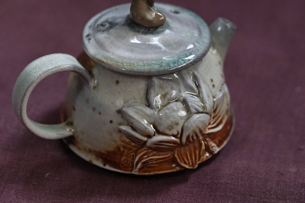 ẤM HOA SEN NGỒI THIÊN ĐỐT CỦI